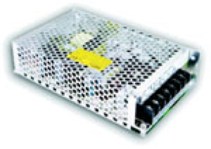 Fonte de alimentação chaveada de saída tripla 52W, 5VCC a 7A, 12VCC a 1A, -5VCC a 1A.