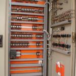 _Detalhe Interno Painel Controle Carga e Descarga Silos com CLP_IHM Omron